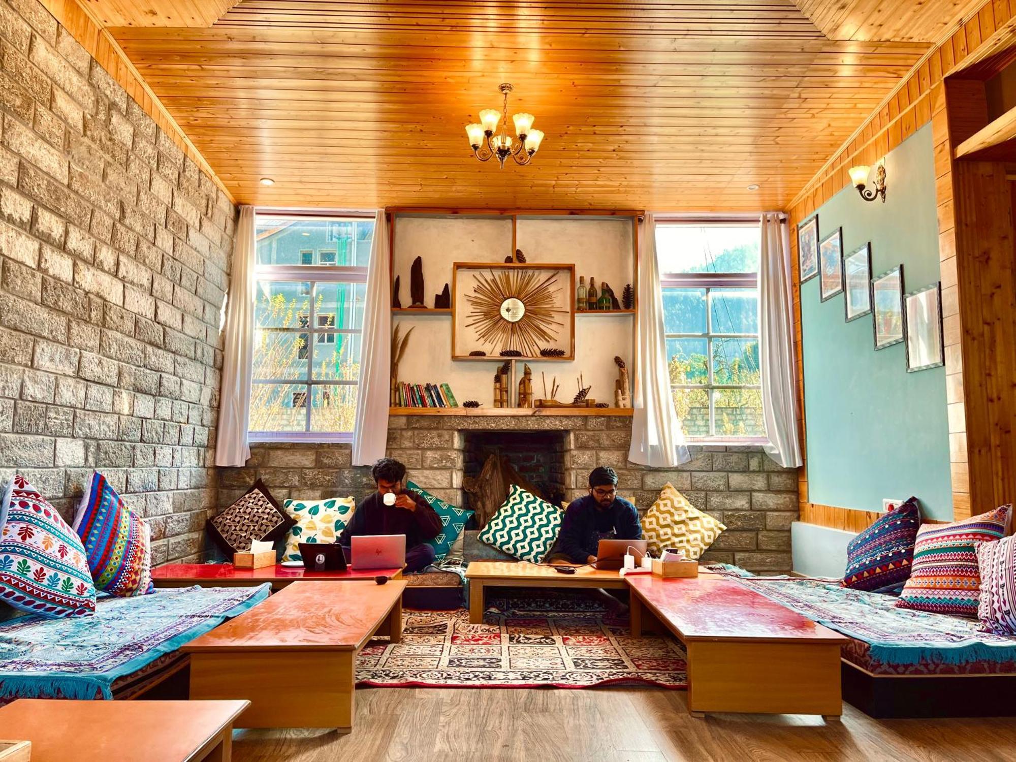 Fluestern Hostel And Cafe Nagar  Екстериор снимка
