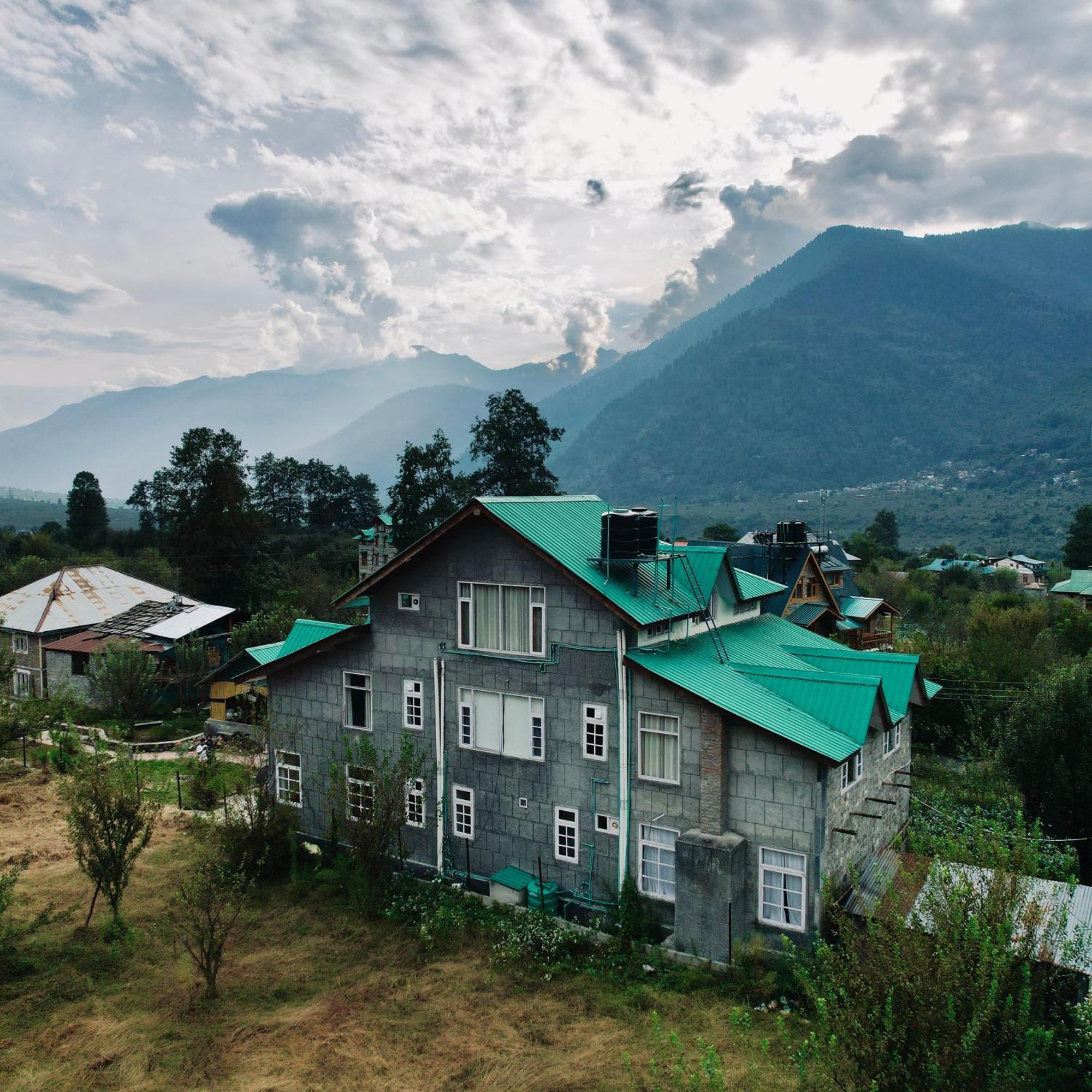 Fluestern Hostel And Cafe Nagar  Екстериор снимка