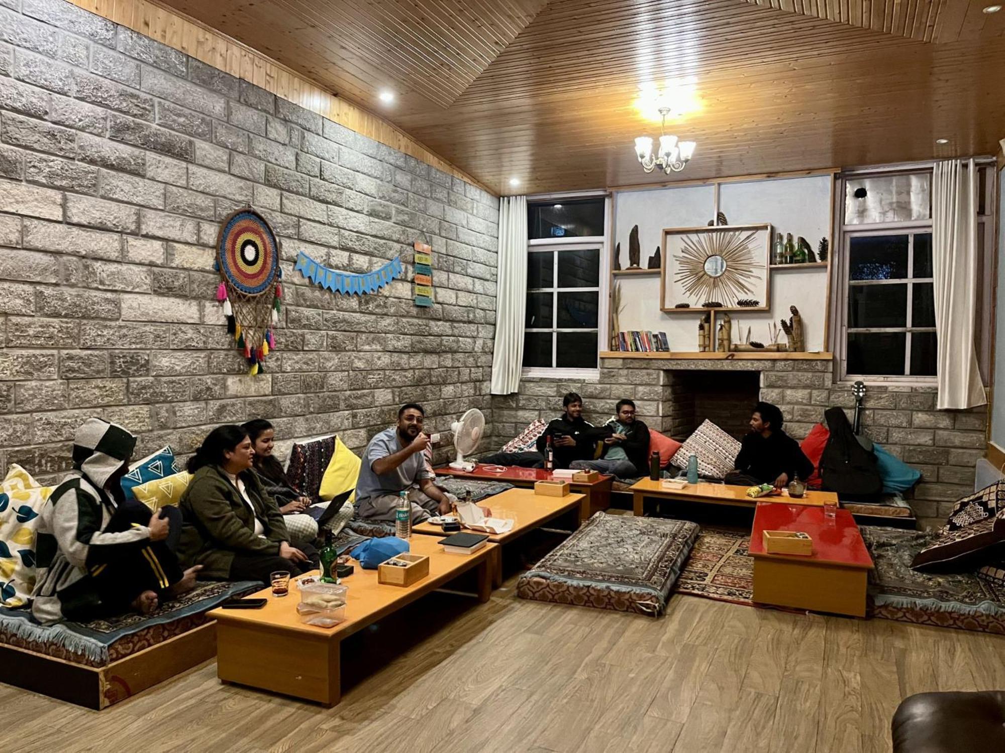 Fluestern Hostel And Cafe Nagar  Екстериор снимка