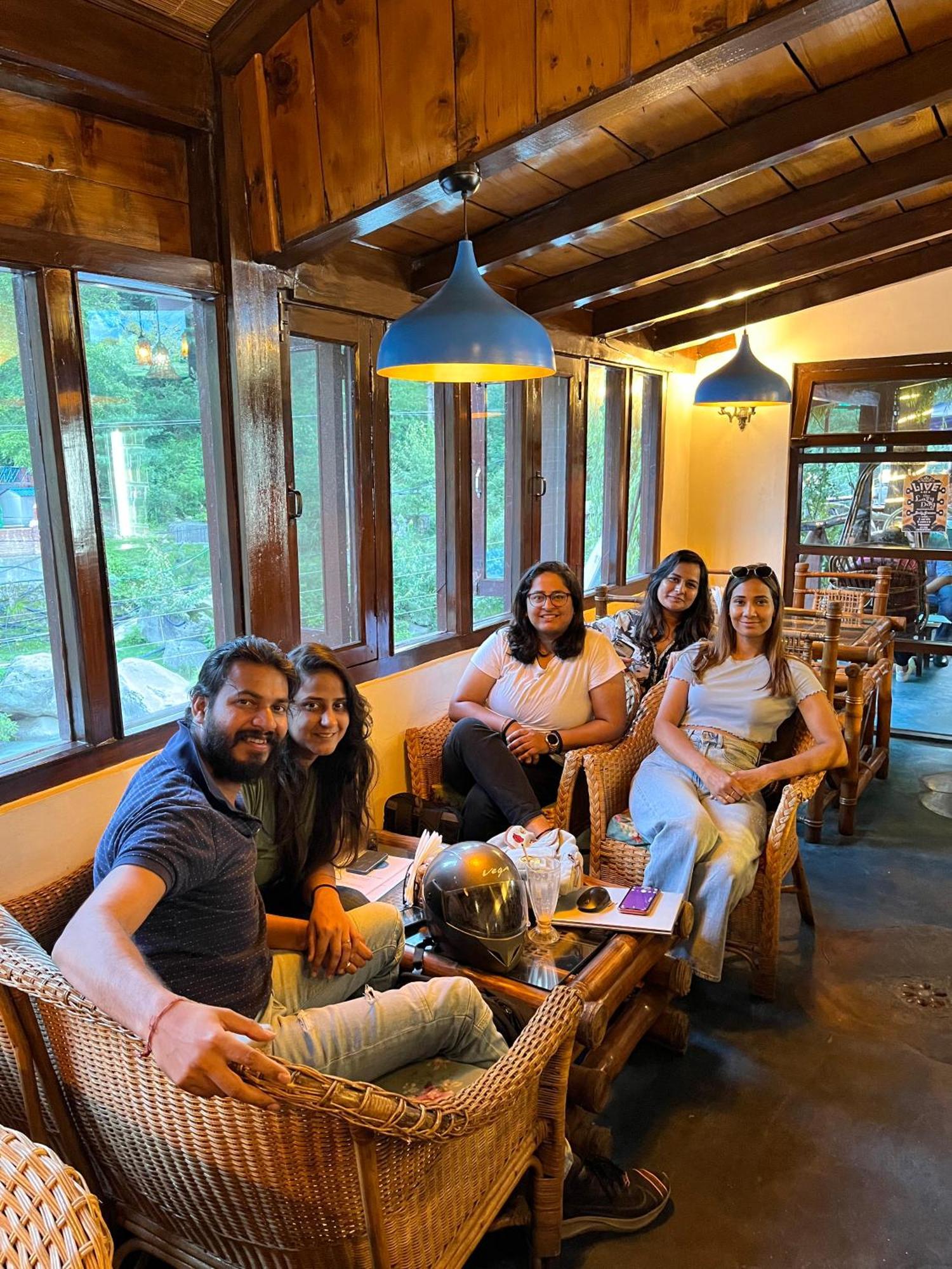 Fluestern Hostel And Cafe Nagar  Екстериор снимка