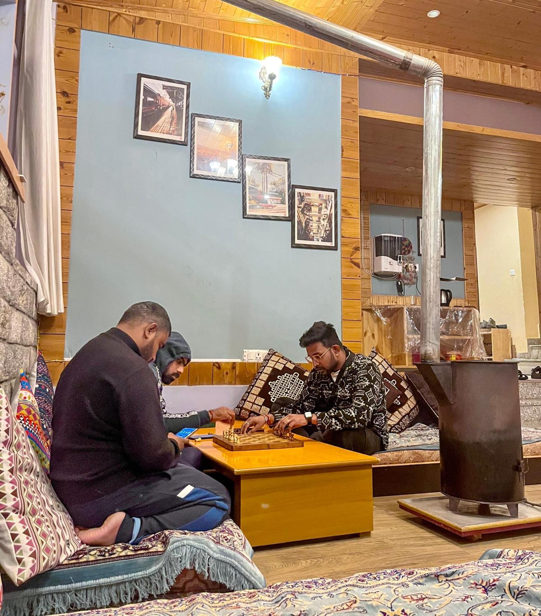 Fluestern Hostel And Cafe Nagar  Екстериор снимка