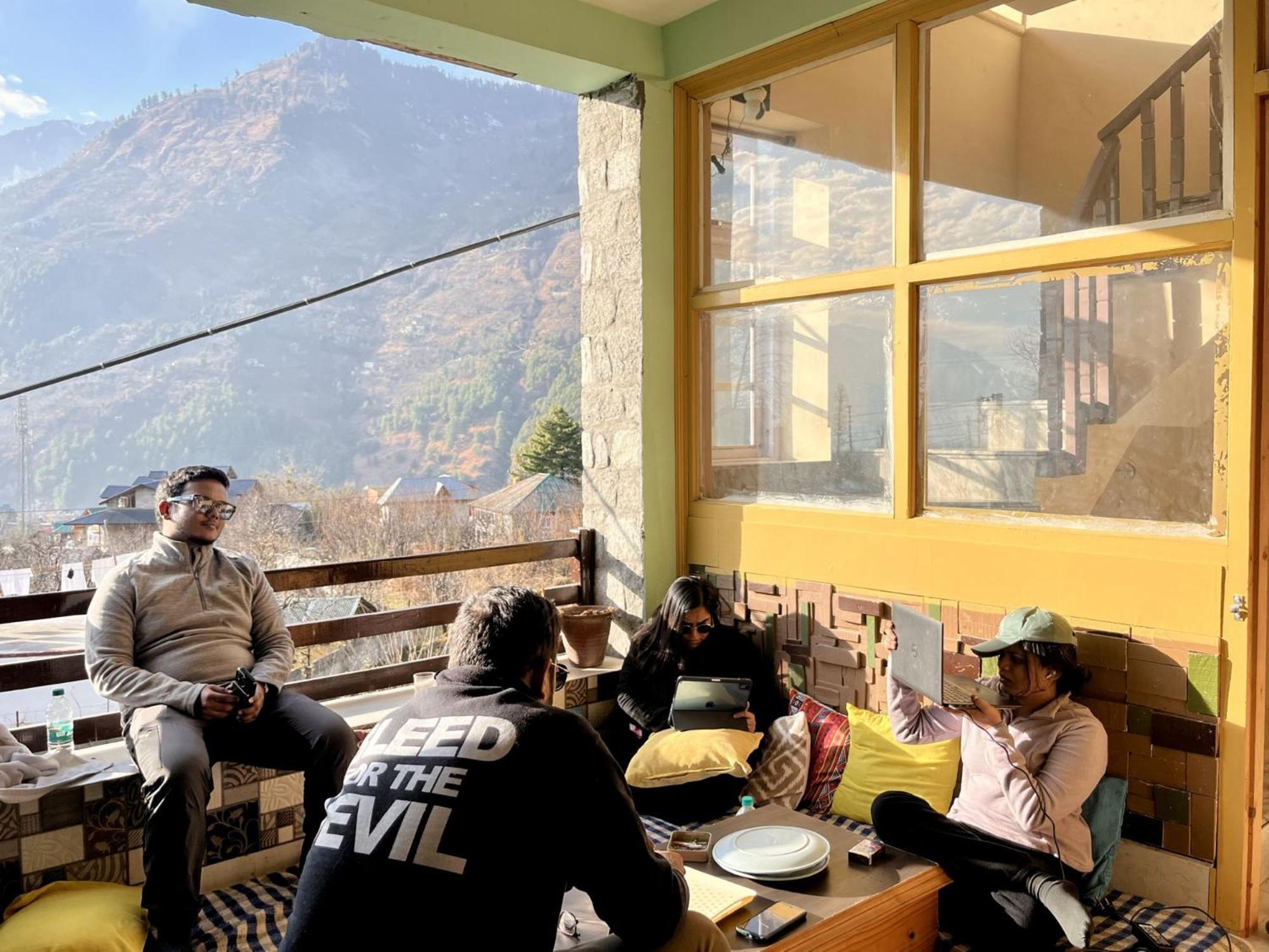 Fluestern Hostel And Cafe Nagar  Екстериор снимка