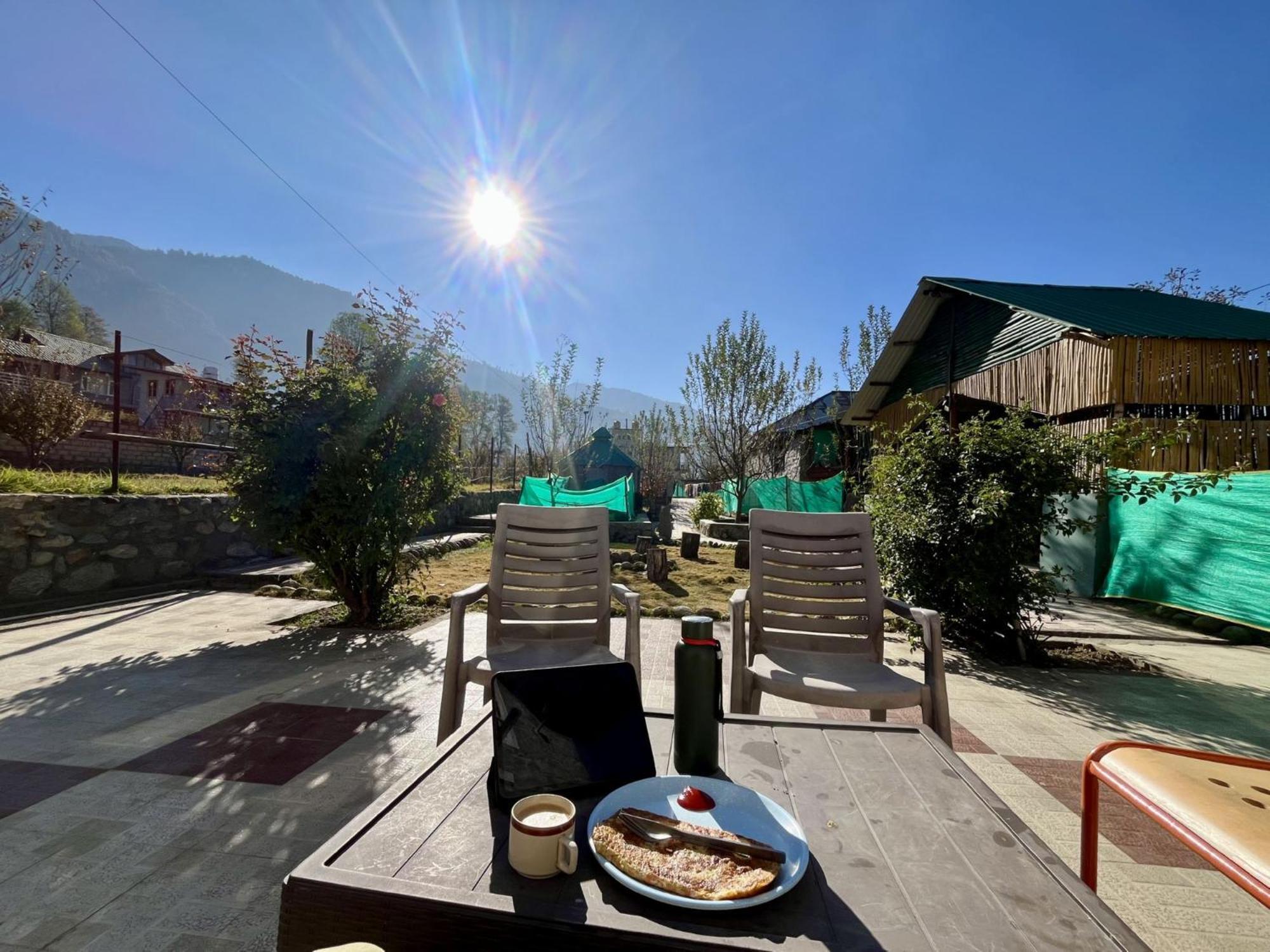 Fluestern Hostel And Cafe Nagar  Екстериор снимка