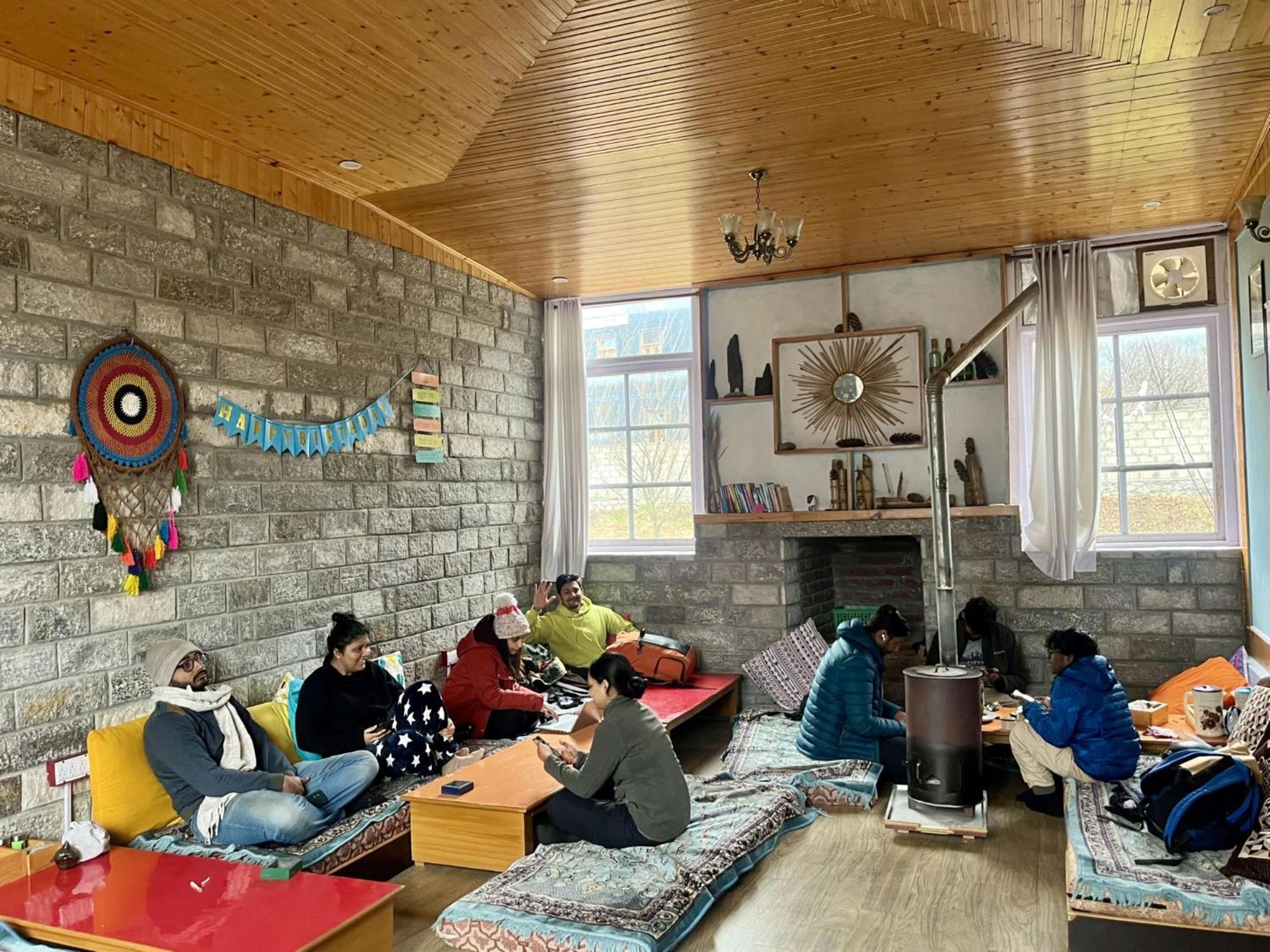 Fluestern Hostel And Cafe Nagar  Екстериор снимка